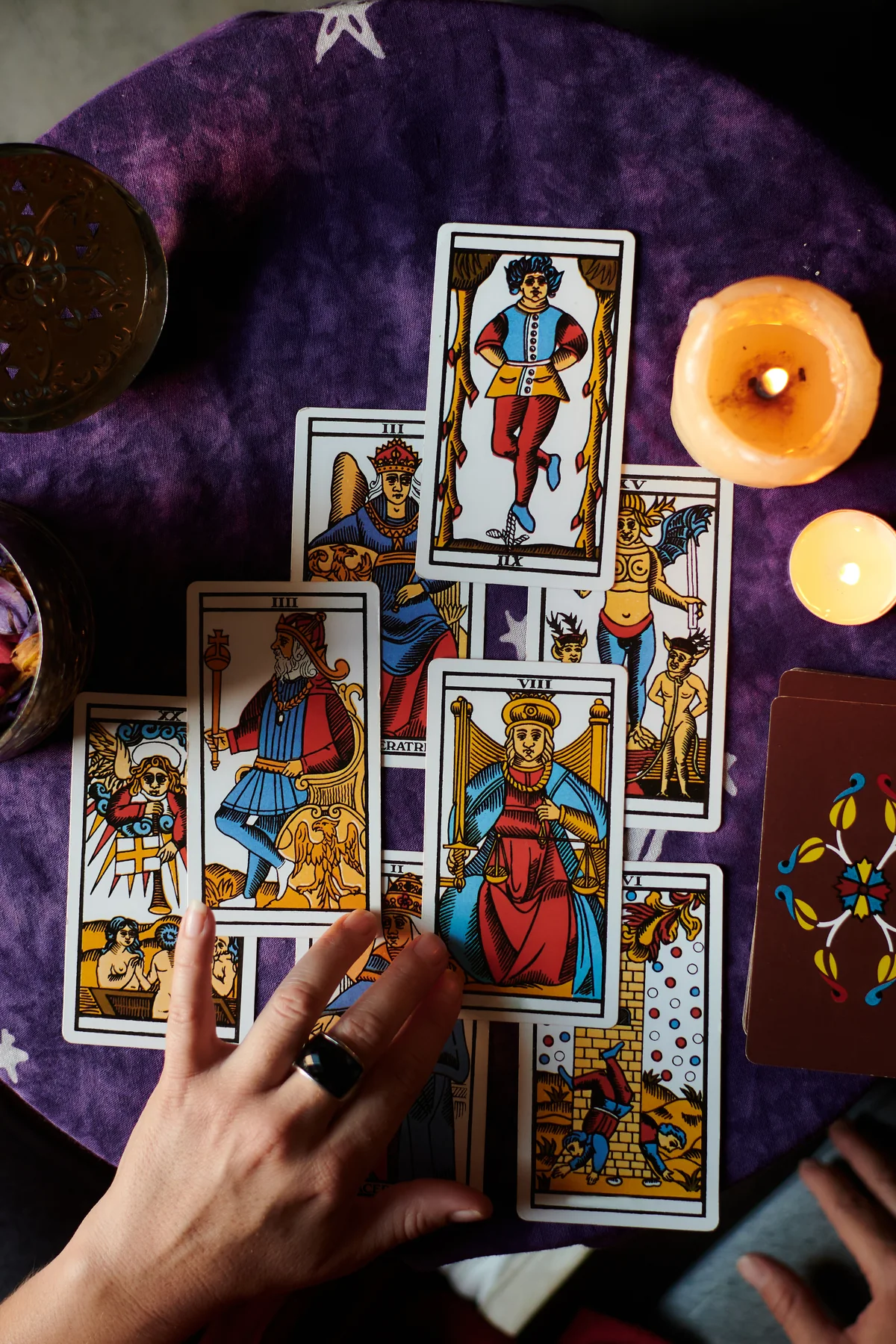 Lectura de cartas durante una consulta de tarot