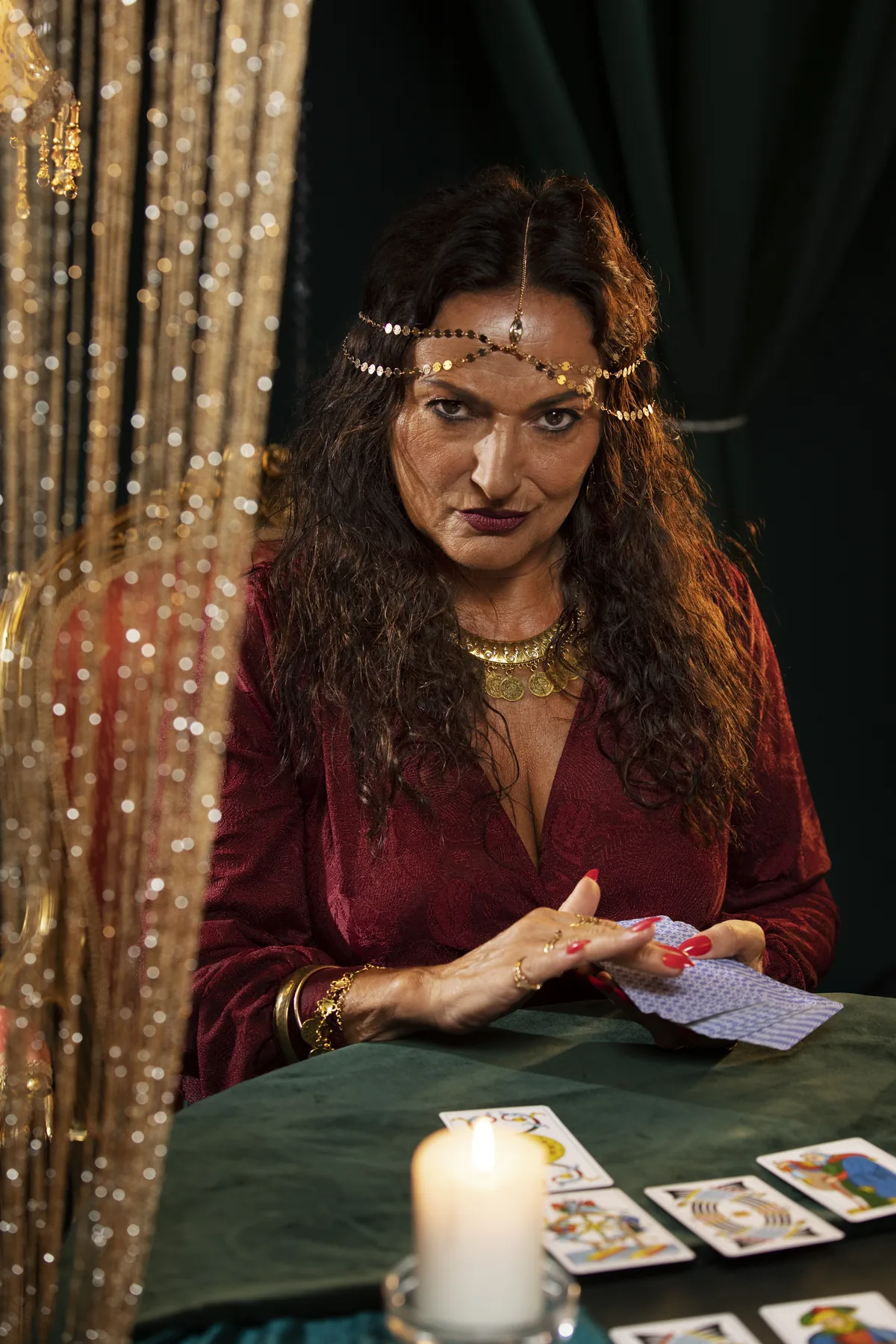 Tarotista profesional durante una consulta de tarot