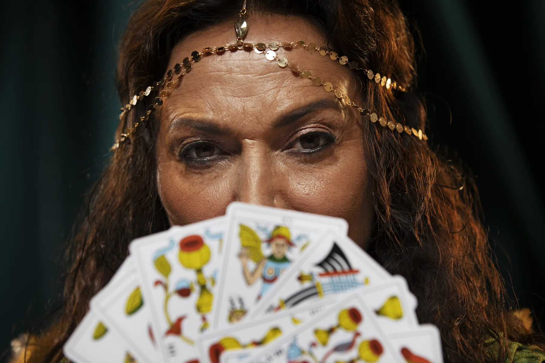 Tarotista mostrando cartas durante una lectura Rider Waite