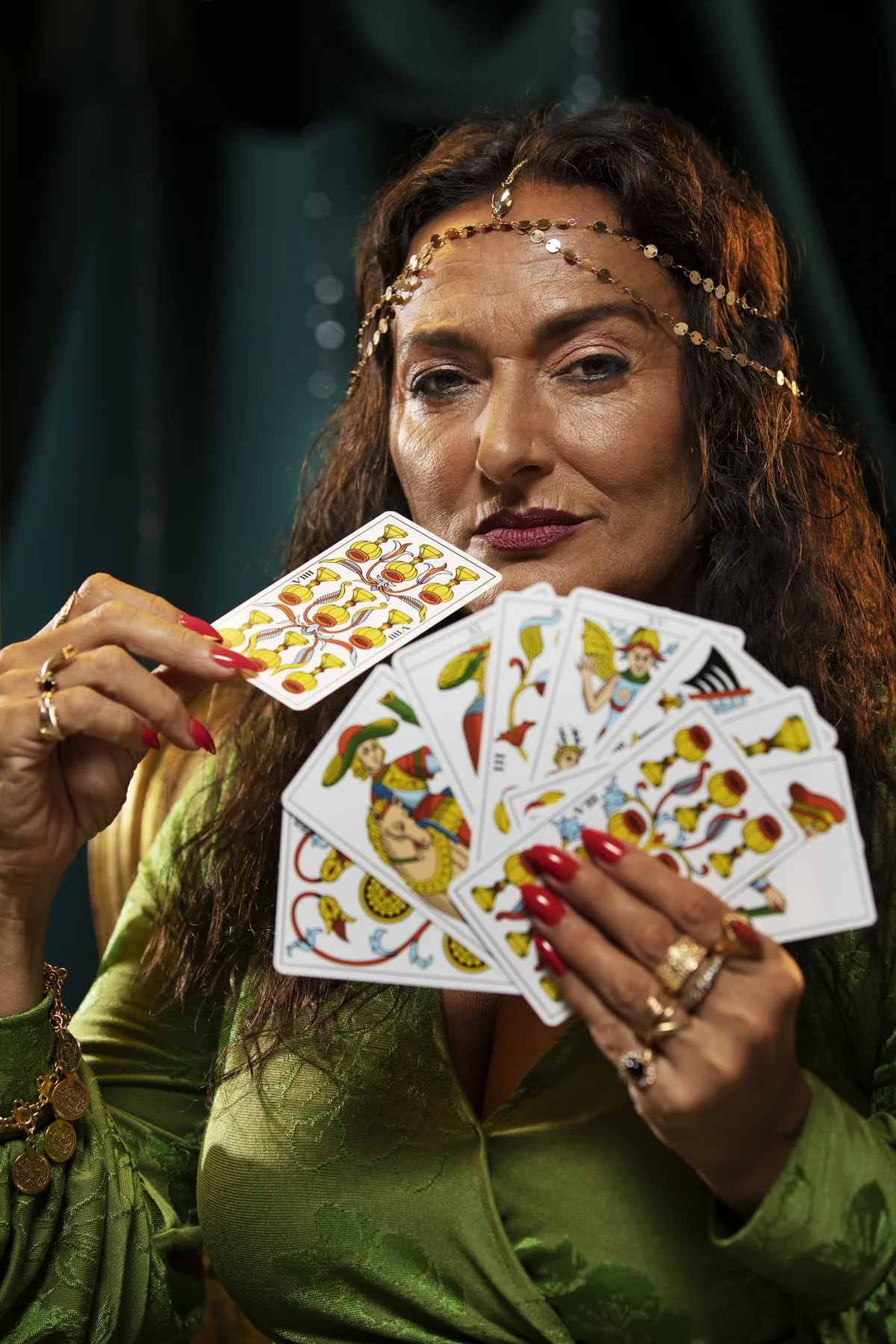 Tarotista mostrando cartas de tarot