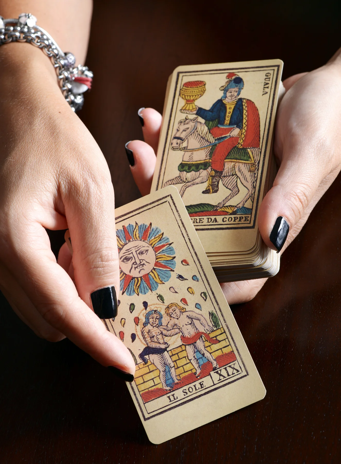 Tarotista mostrando cartas durante una consulta telefónica