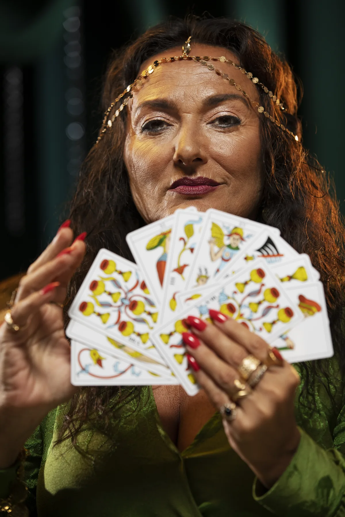 Tarotista con experiencia mostrando cartas de tarot