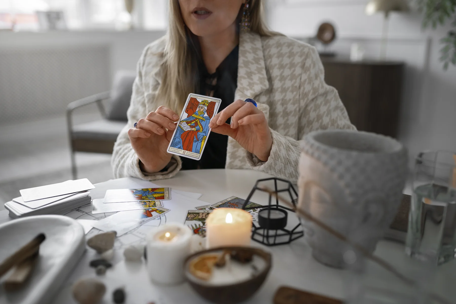 Mujer realizando una lectura de cartas de tarot