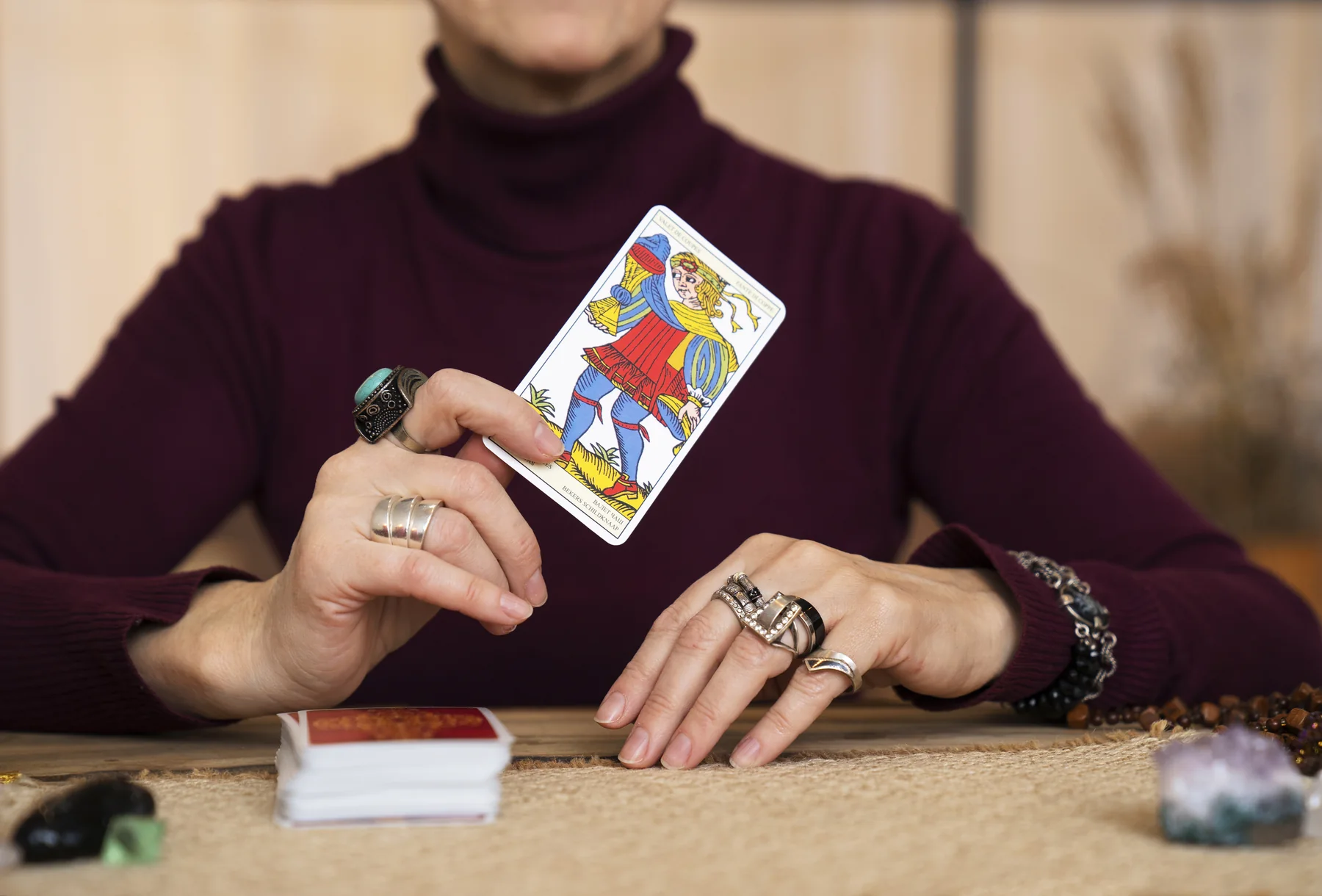 Tarotista realizando una lectura de cartas