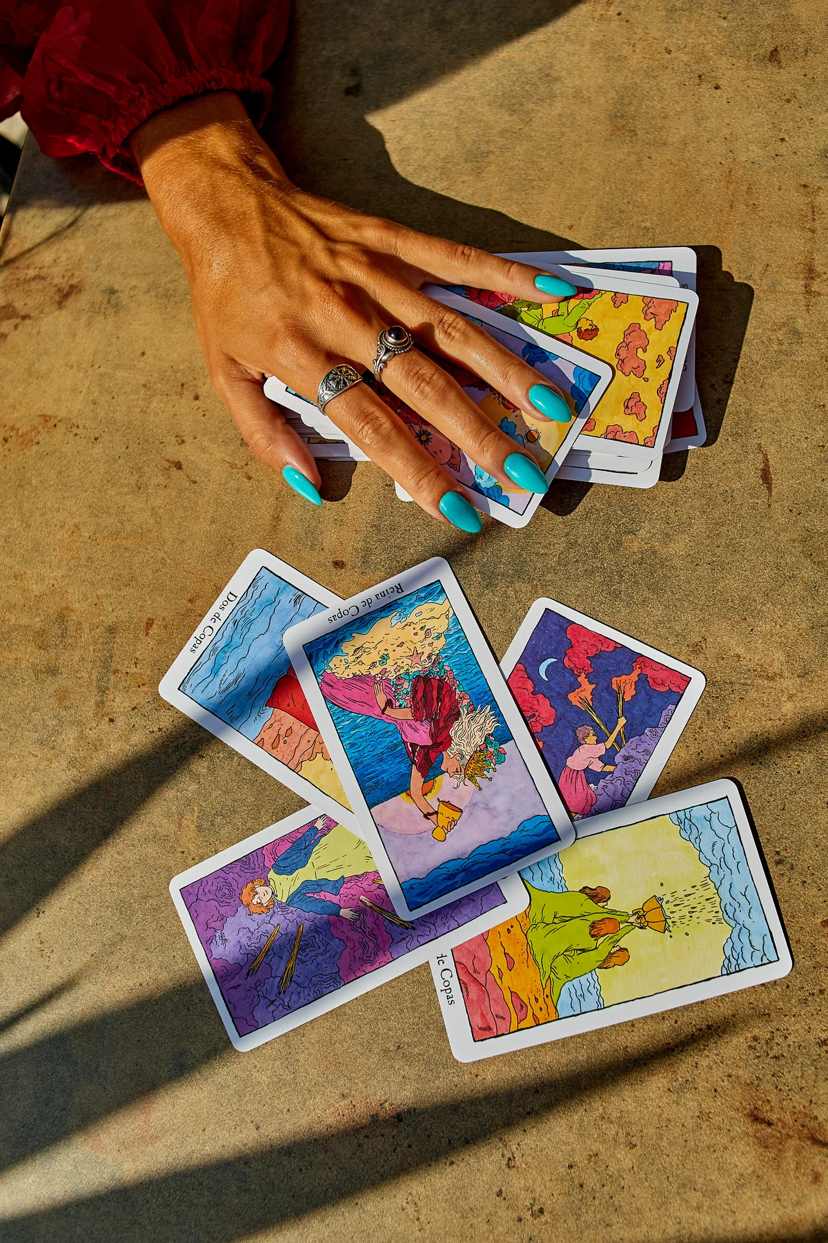 Mano seleccionando cartas durante una lectura de tarot