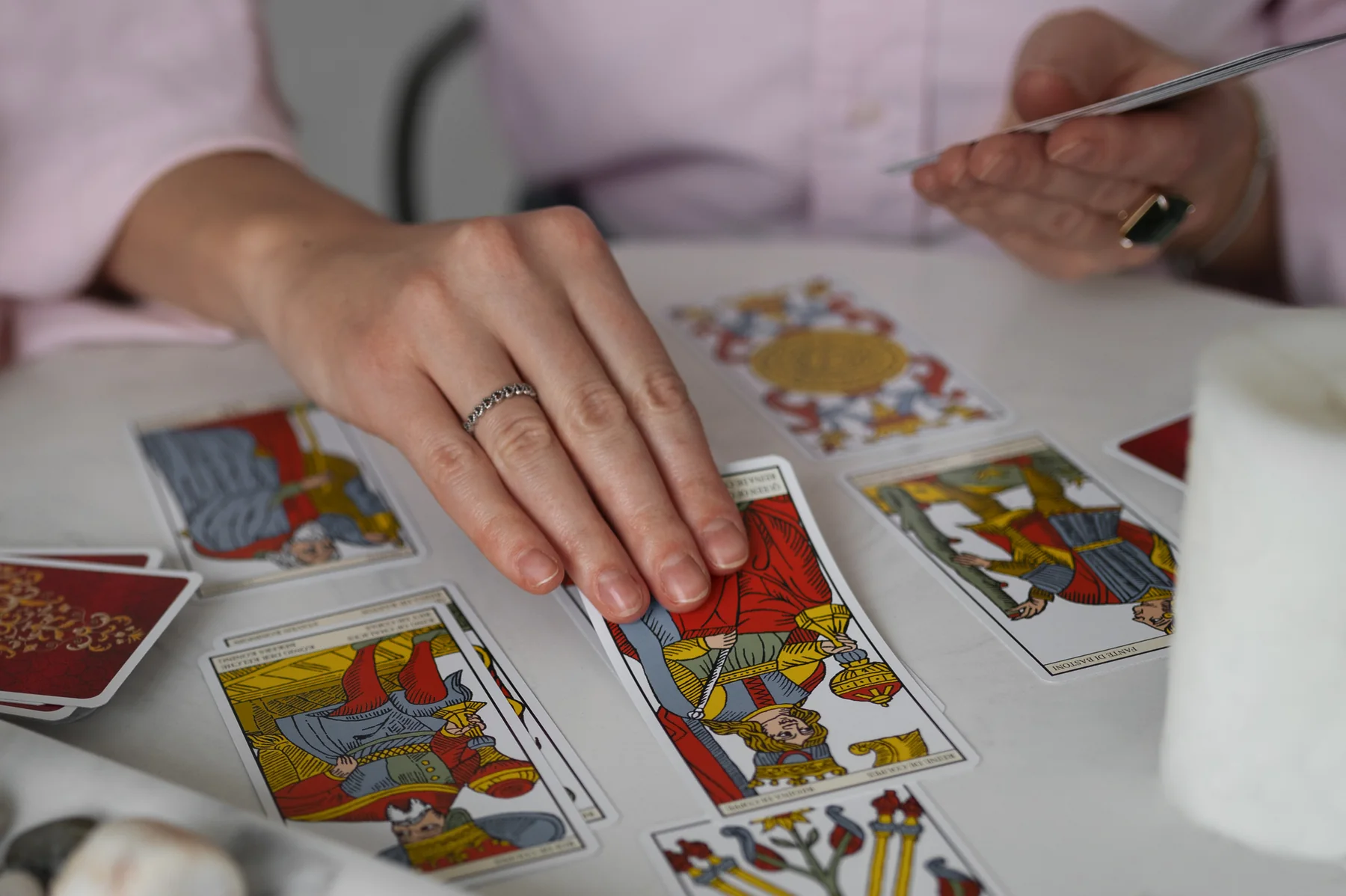 Tarotista realizando una consulta de tarot prepago