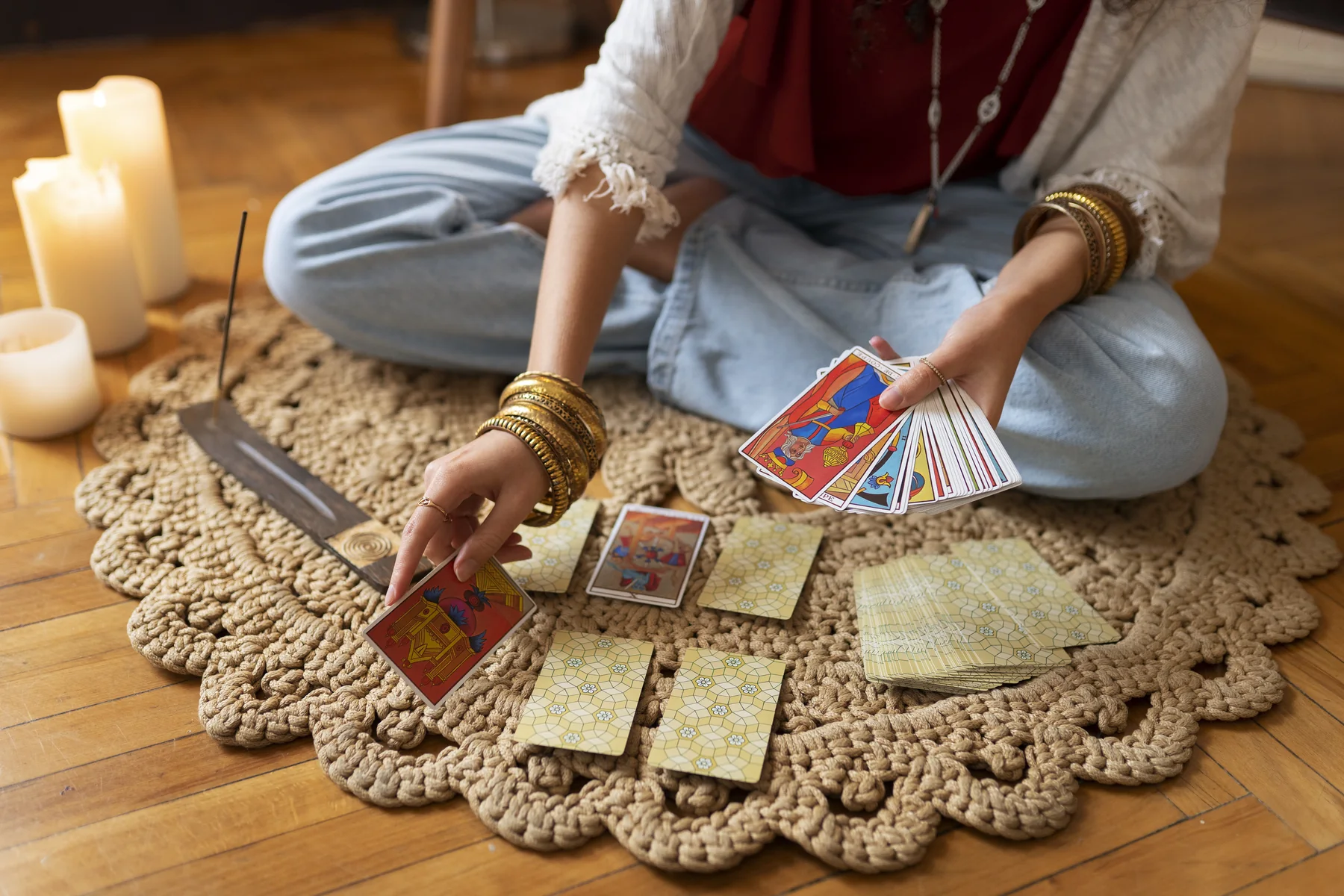 Tarotista realizando una tirada de cartas