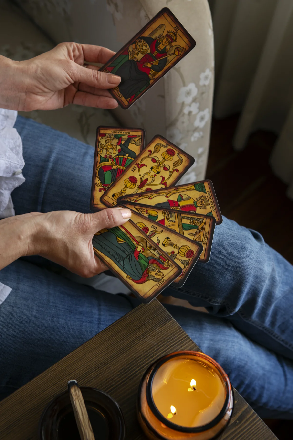 Tirada de cartas durante una consulta de tarot