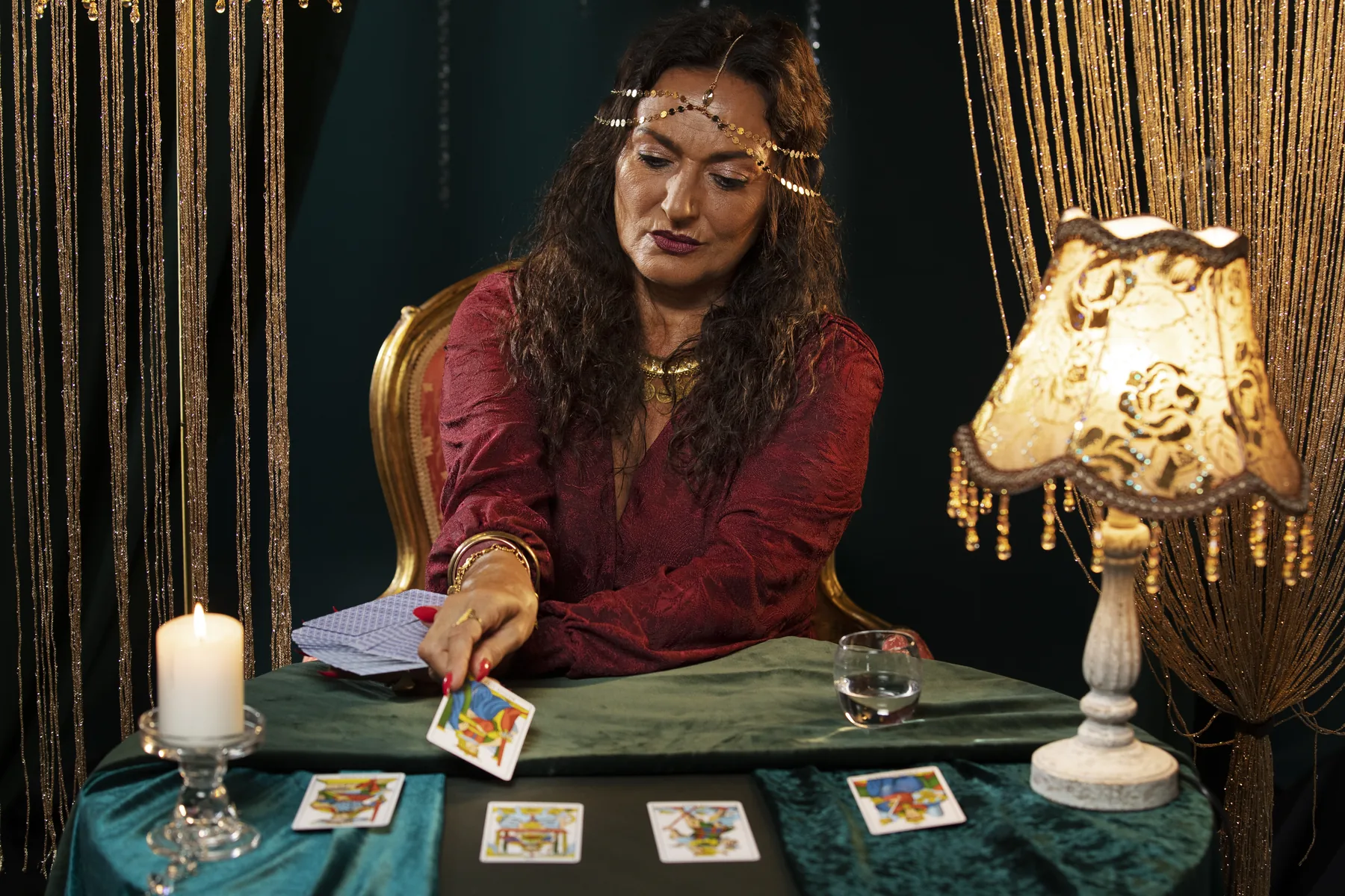 Tarotista preparando una consulta con cartas