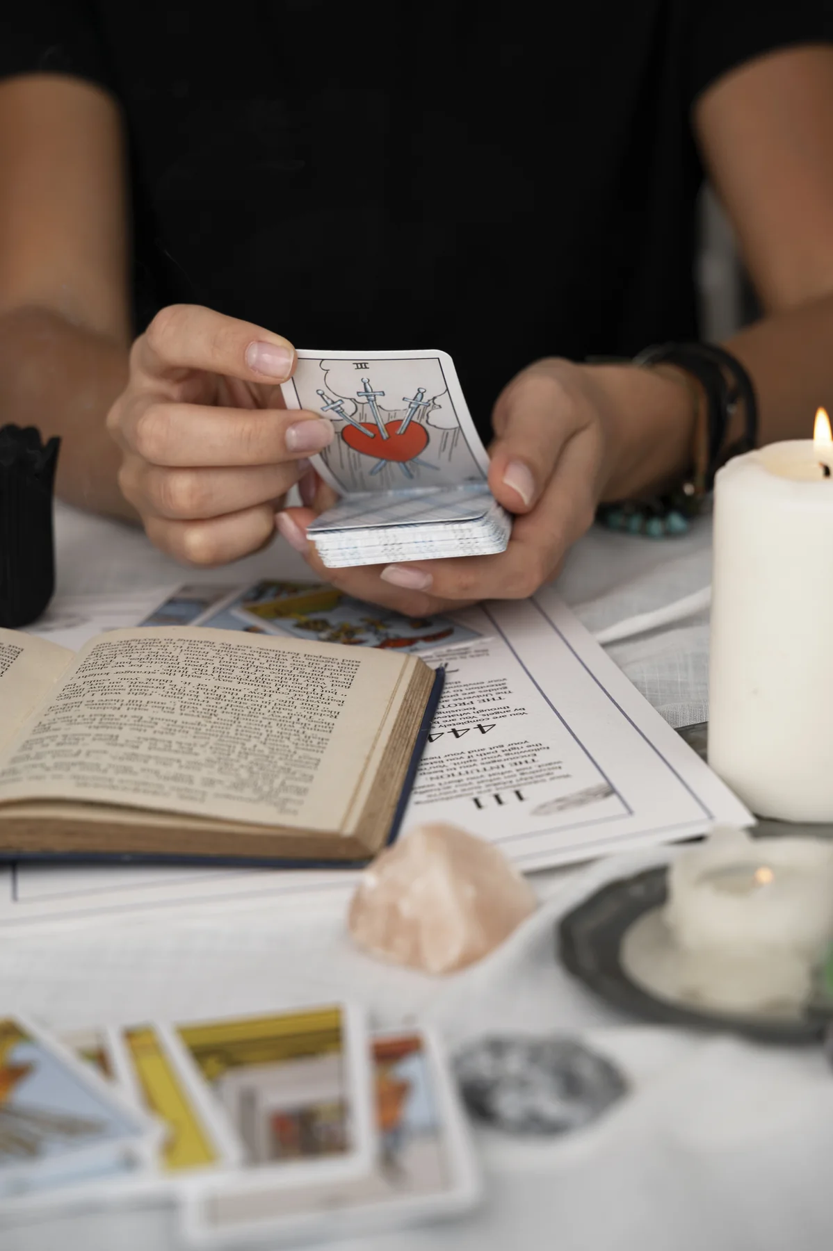 Tarot y numerología en una consulta relacionada con economía personal