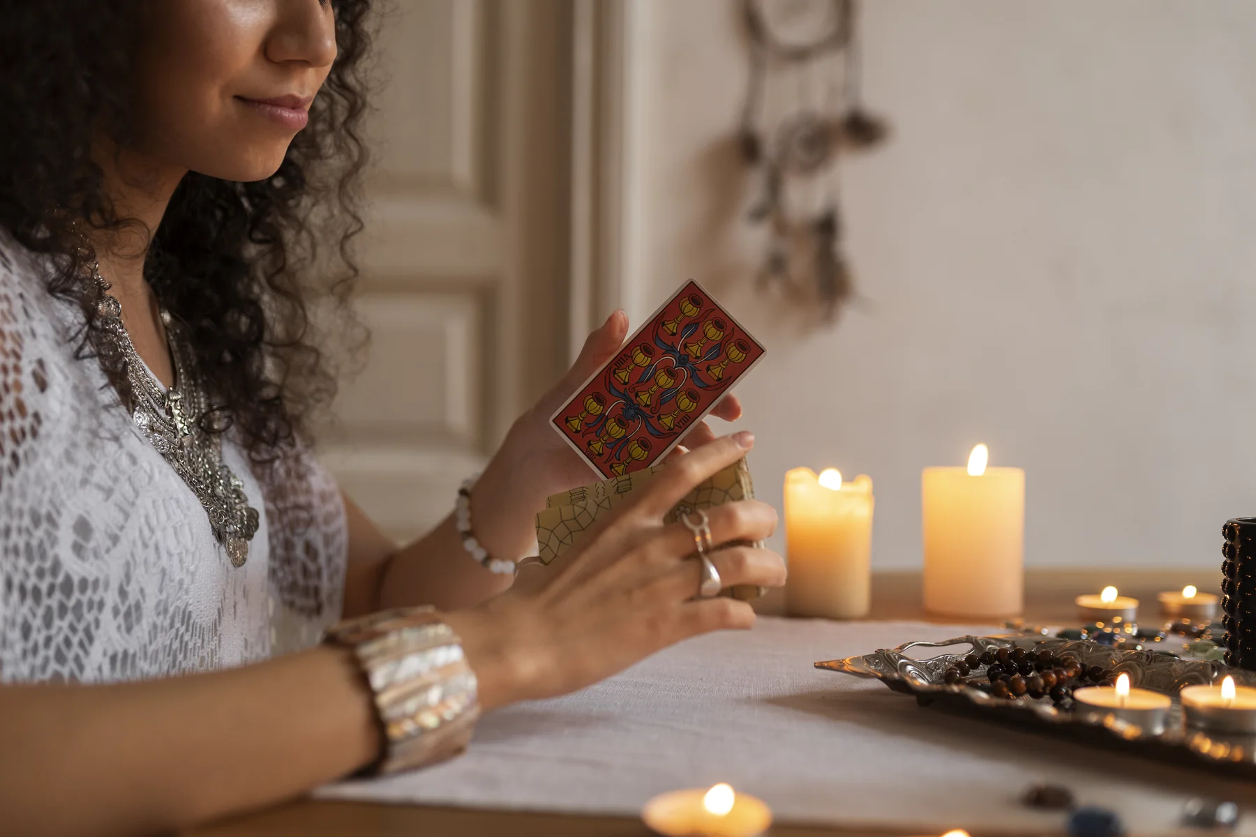 Tarotista realizando una consulta con cartas
