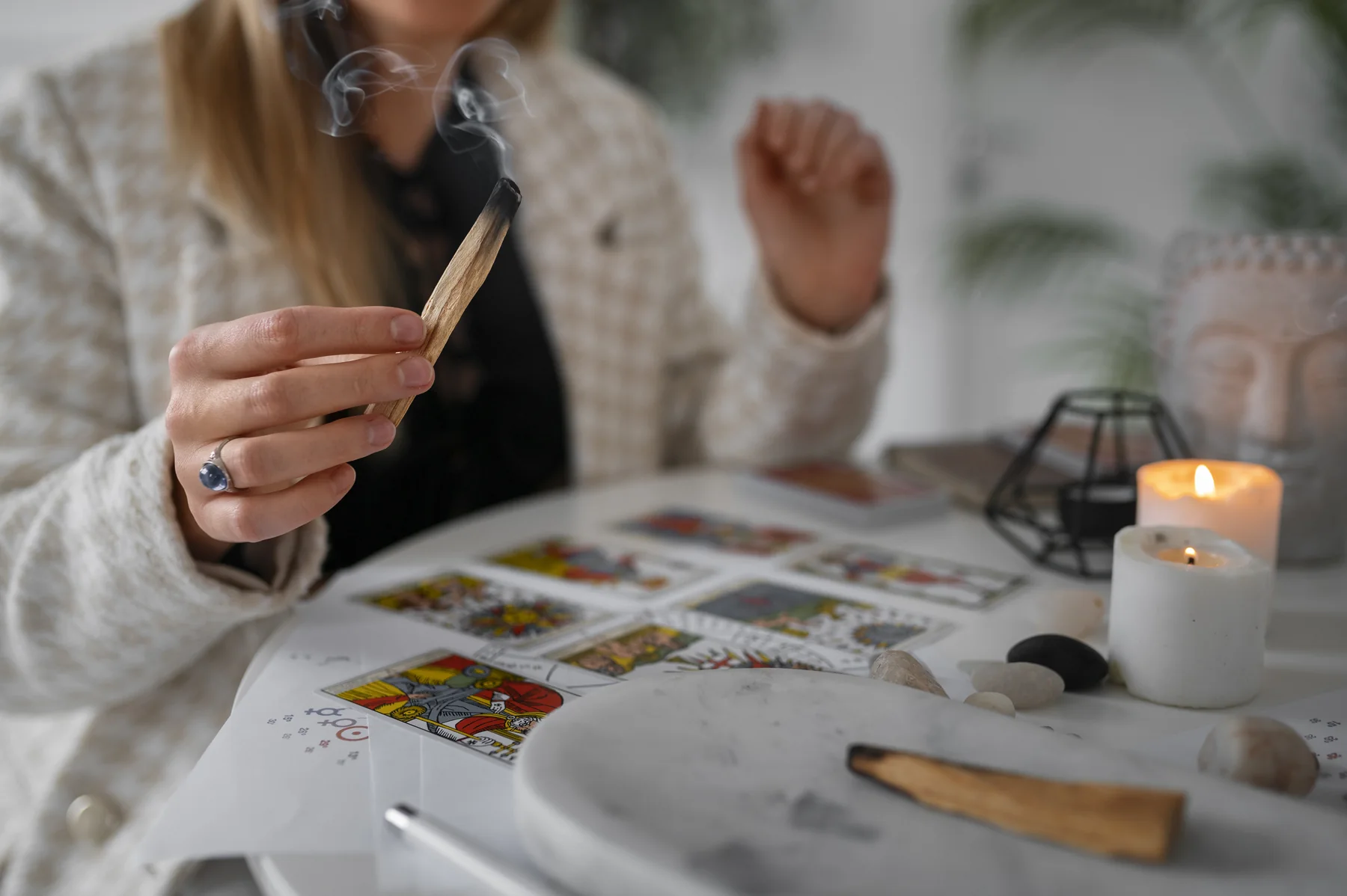 Tarotista durante una consulta de tarot con pago mediante Visa