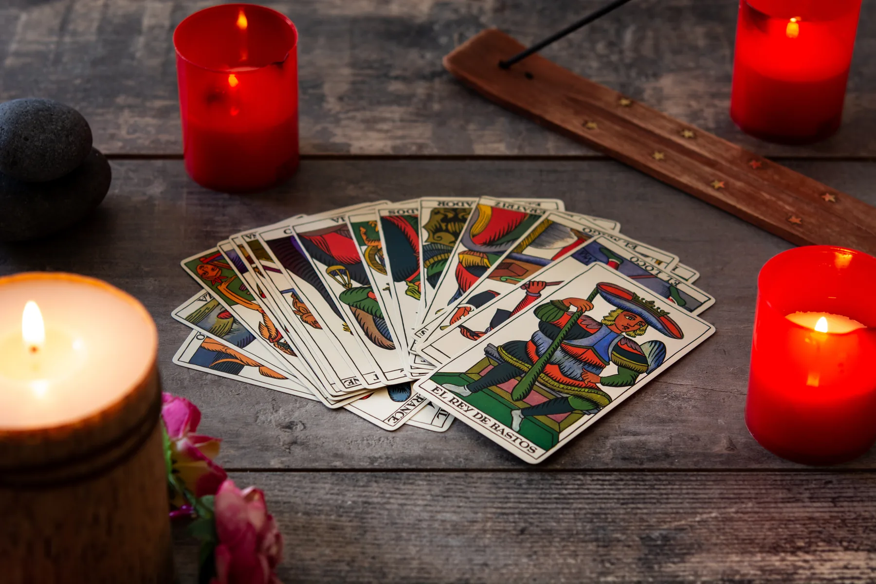 Cartas de tarot preparadas para una consulta sobre amistad