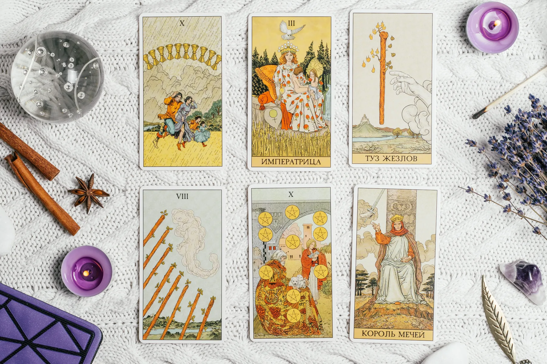 Cartas de tarot ilustradas extendidas durante una lectura