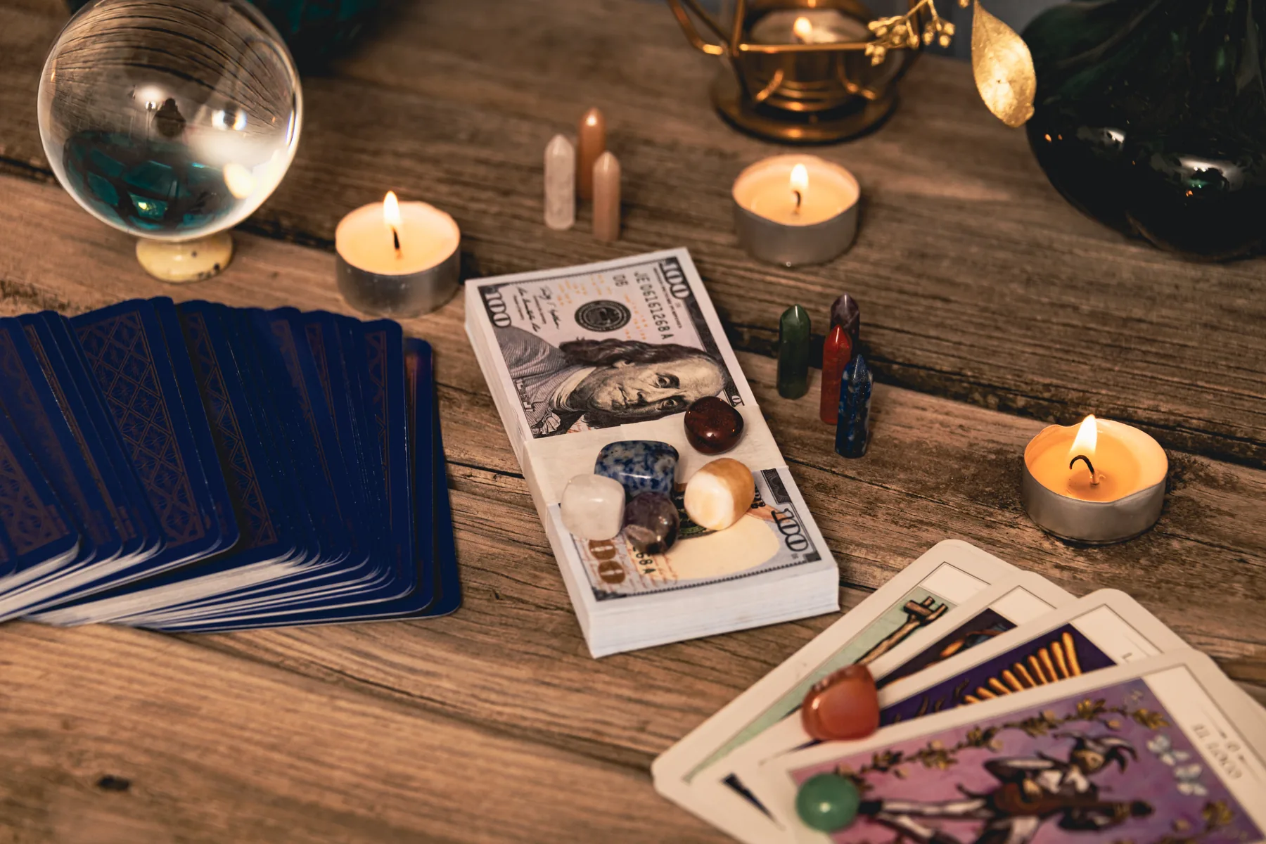 Cartas de tarot en una consulta relacionada con dinero y economía
