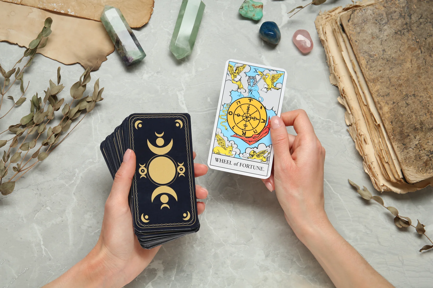 Cartas preparadas para una consulta de tarot por teléfono